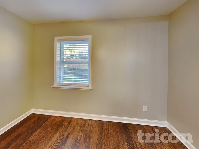 Building Photo - 2001 E Lake Dr