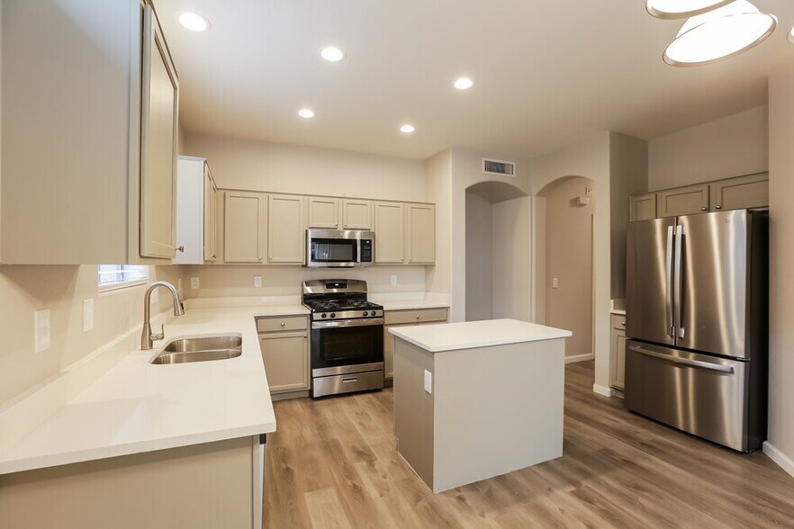 Building Photo - 5519 W Vineyard Rd