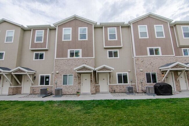 Primary Photo - THE LOCHS! Gorgeous Townhome First Month Free