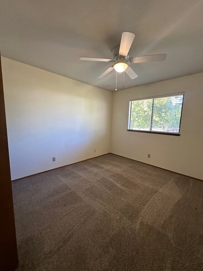 Building Photo - Nice well cared for home in desirable Edge...