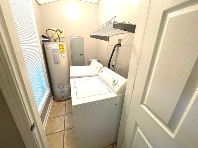 Building Photo - 4BR/2BA Home