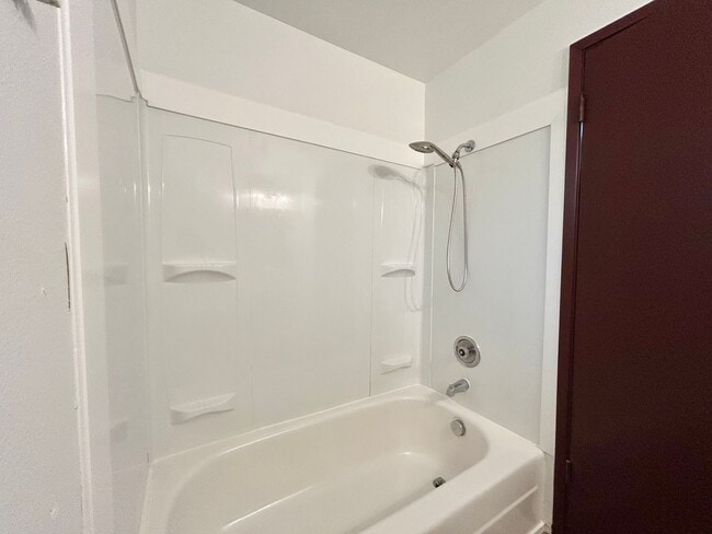 Building Photo - Bright and Open 3 Bed, 1 Bath House!