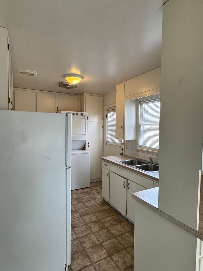 Building Photo - Near Franklin Park 2 br 1ba, stacked washer/dryer included.