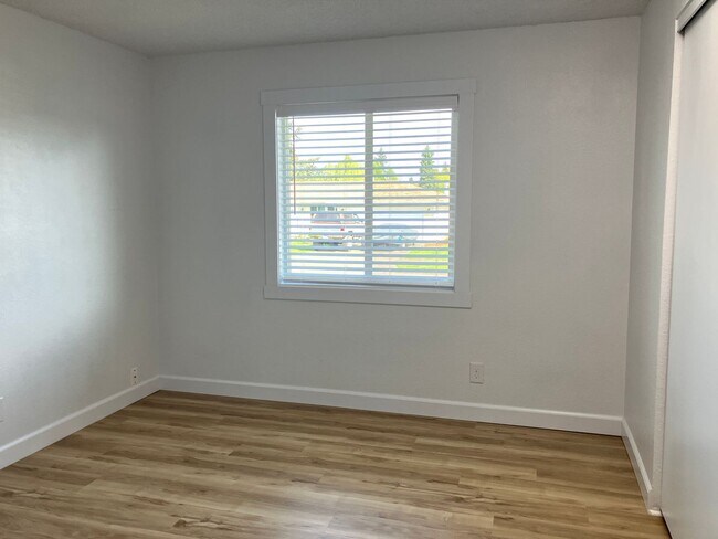 Building Photo - Remodeled Three Bedroom Home in South Salem