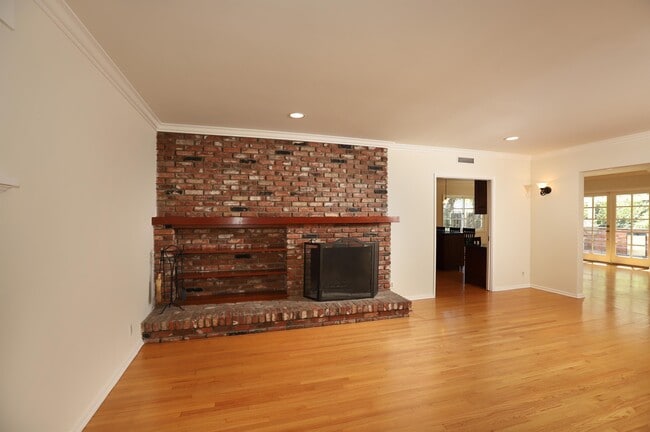 Building Photo - 605 Brightside Ln