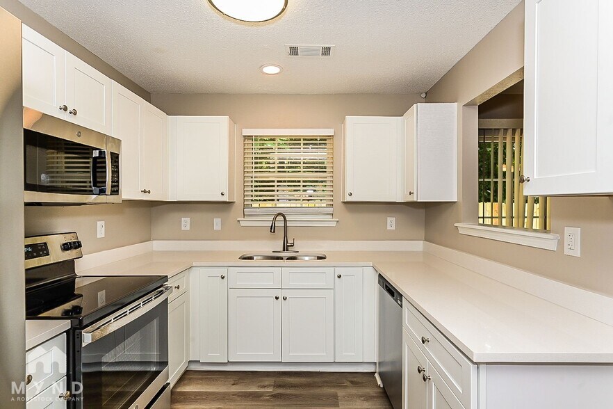 Building Photo - 1666 Hallmark Hills Dr