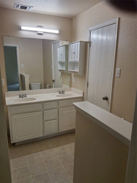 Building Photo - 2421 Collier Dr