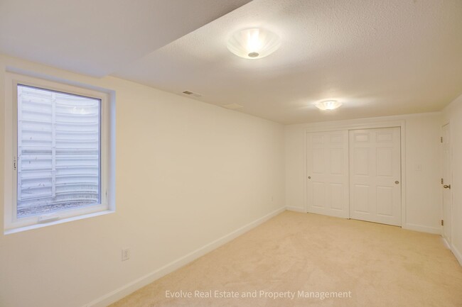 Building Photo - Evolve Real Estate: Spacious 3-Bed, 4-Bath...