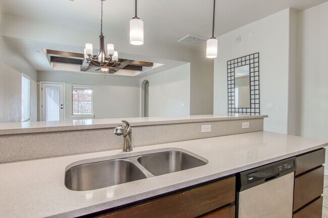 Building Photo - Beautiful East side House with 4 bed-2 baths