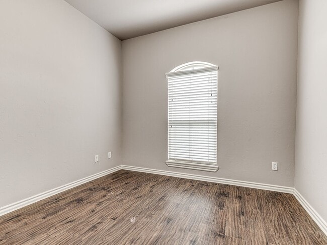 Building Photo - 3 Bedroom + Study + 3 car garage home located in the heart of Edmond!