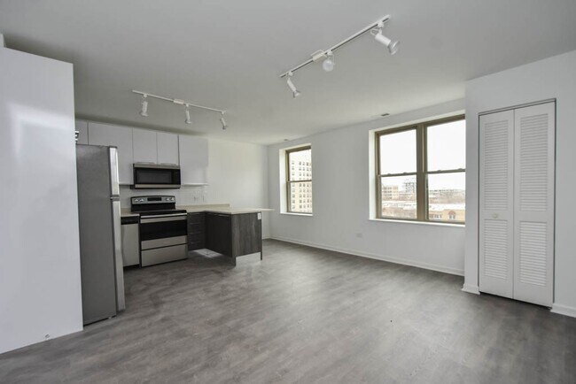 Building Photo - 940 W Winona St