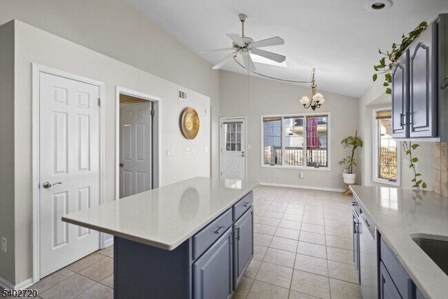 Building Photo - 6 Hoagland Ct