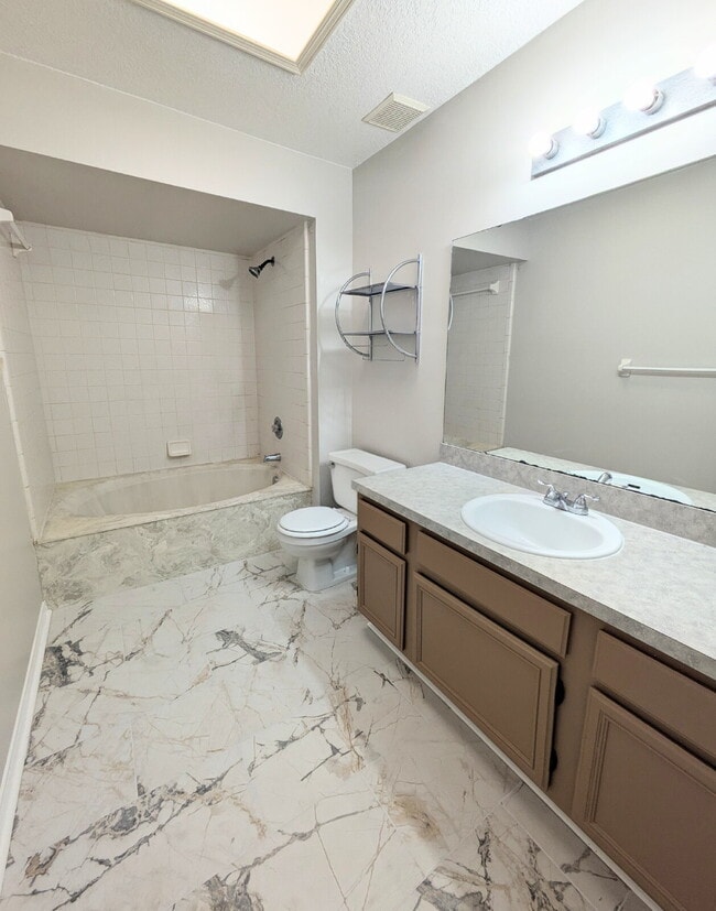 Building Photo - "$300 OFF MOVE-IN SPECIAL! Spacious 3-Bed, 2.5 Bath Townhouse Nestled in the Heart of East Arling...