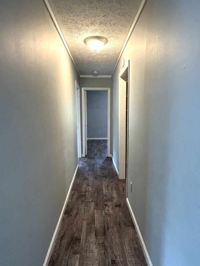 Building Photo - Three-Bedroom Upper Duplex Near Downtown B...