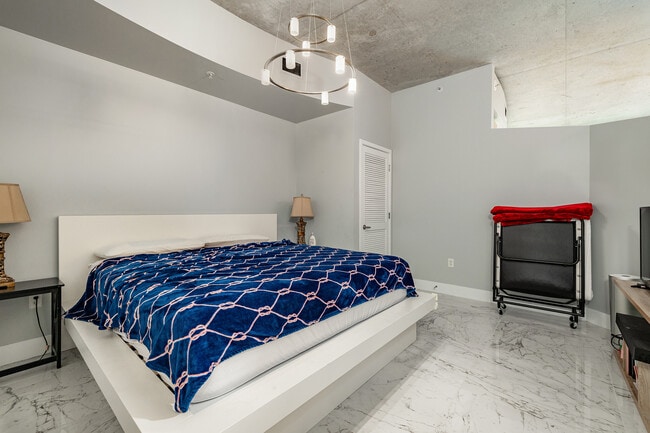 Building Photo - 777 N Ashley Dr