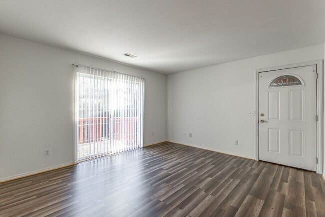 Building Photo - 82 Eastwood Ct