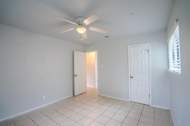 Building Photo - 12403 Tree Line Dr