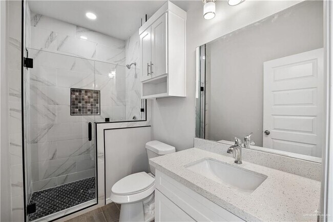 Building Photo - 845 Deluxe St