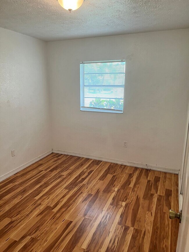 Building Photo - 3 BEDROOM, 2 BATH HOME IN THE HEART FORT P...