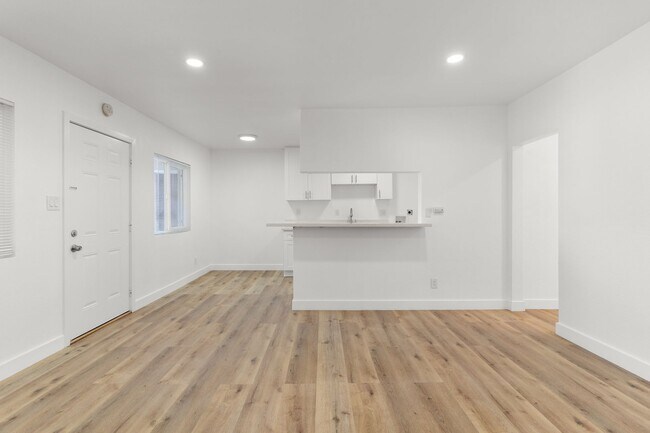 Building Photo - 927 Daisy Avenue