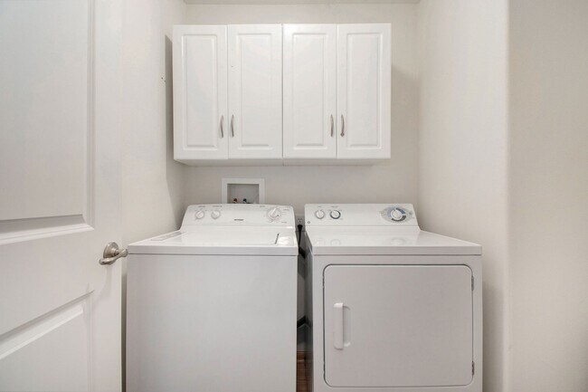 Building Photo - Clean Northwest 2 bed 2 Bath 2 Car Garage ...