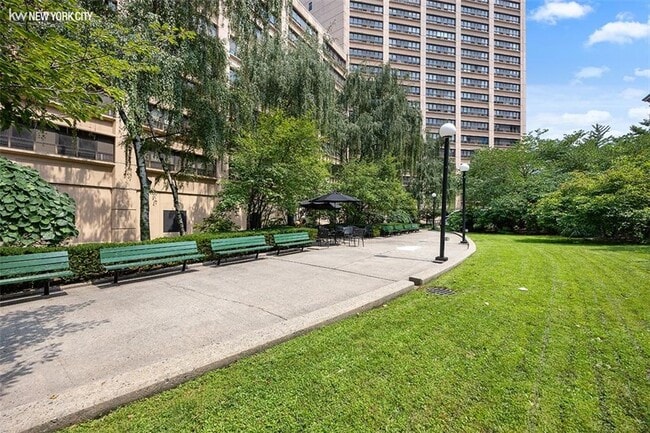 Building Photo - 300 W 110th St