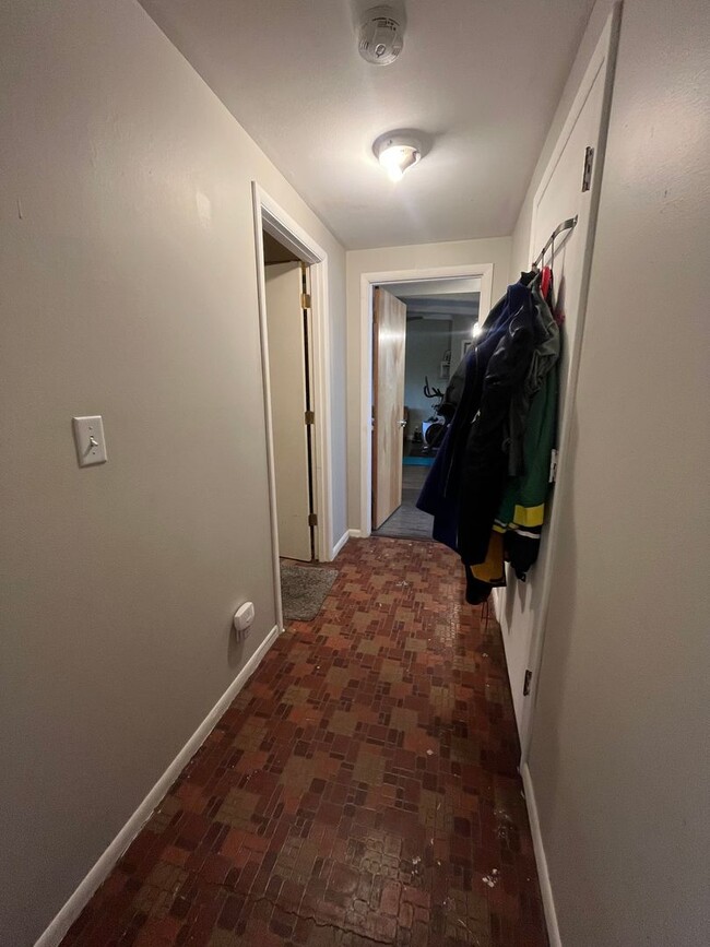 Building Photo - 4-Bedroom 3-Bathroom Home in Springfield