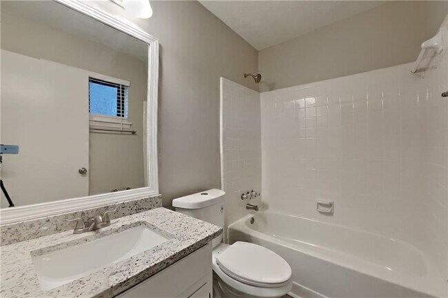 Building Photo - 2444 Mistletoe Ln SW