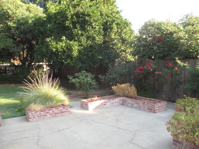 Building Photo - 3 bedroom home close to Land Park