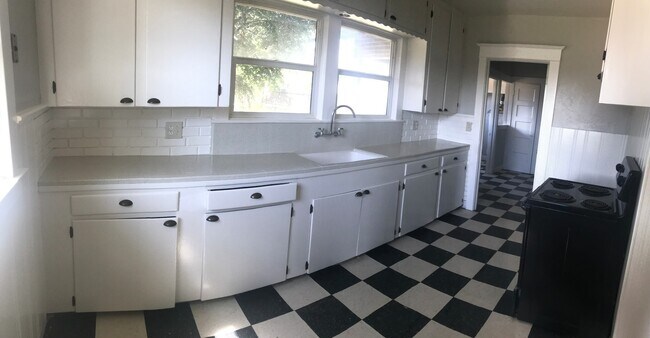 Building Photo - Beautiful Historic Home in Hilmar