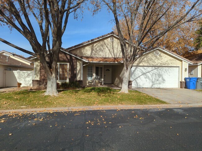 Building Photo - Single-Level Comfort with 2-Car Garage
