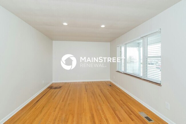 Building Photo - 4 Bedroom Pet-Friendly Home in KINGSTON, TN with Main Street Renewal