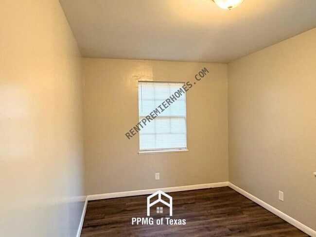 Building Photo - 10112 Palo Alto Dr