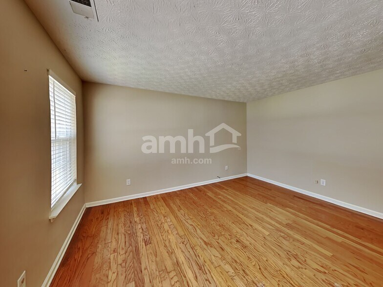 Building Photo - 1626 Sparrow Wood Ln SW