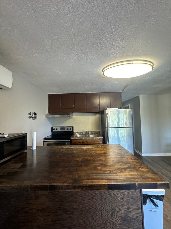 Building Photo - Charming Updated Duplex