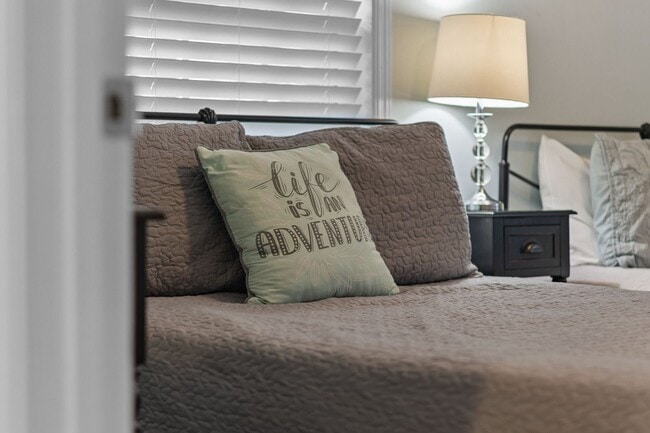 Building Photo - SNOWBIRD RENTAL- 4 blocks 2 Sea & Fire Pit