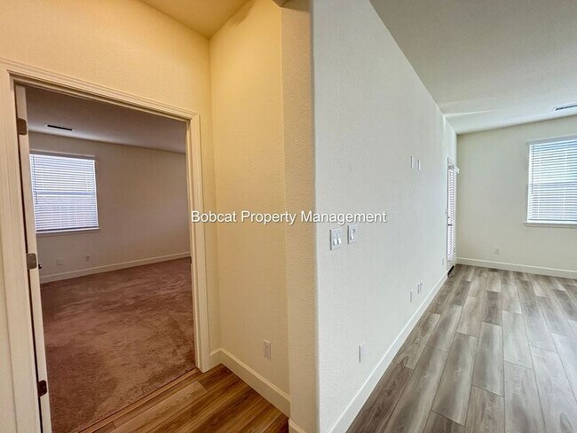 Building Photo - 925 Nelle Dr