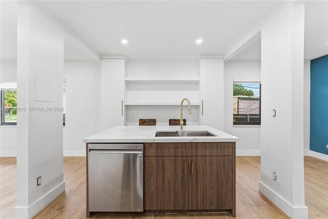 Building Photo - 121 SW 71st Ave