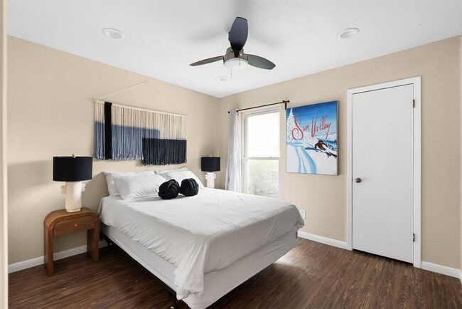 Building Photo - 2320 Montclaire St