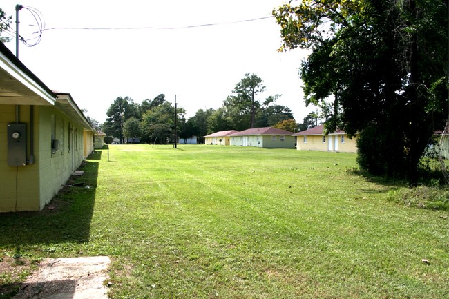 Building Photo - Pine Villa Apartments