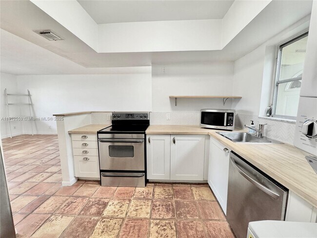 Building Photo - 14901 SW 4th St