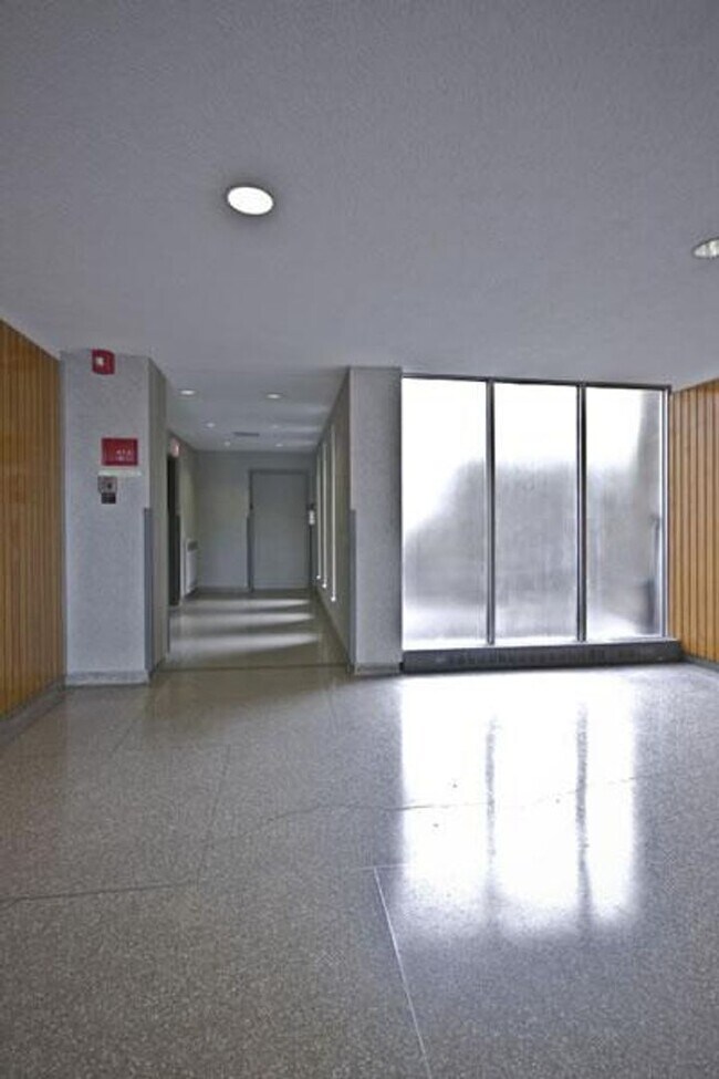 Building Photo - Duplex In Cleveland Circle , Access 3 Trains, HT HW Inn 1 FREE MONTH & NO FEE,, Balcony Elevator