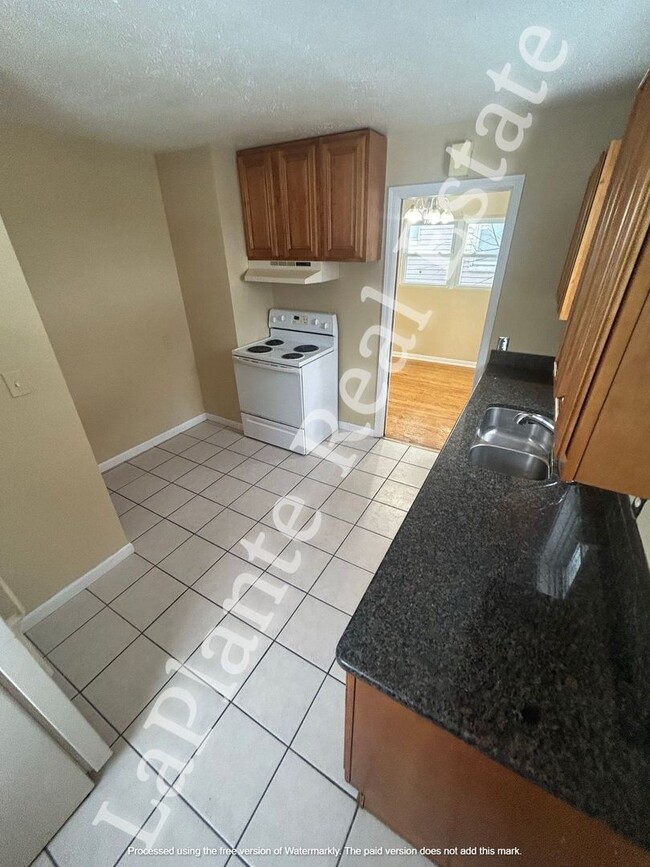 Building Photo - Charming 3-bedroom in North Toledo, on the west side of I-75