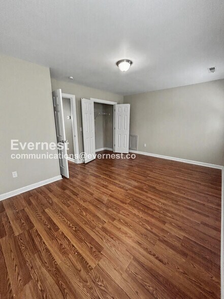 Building Photo - 2217 Briar Glen Rd