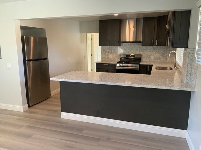 Building Photo - Beautifully remodeled 3 bedroom 2 bath Pin...