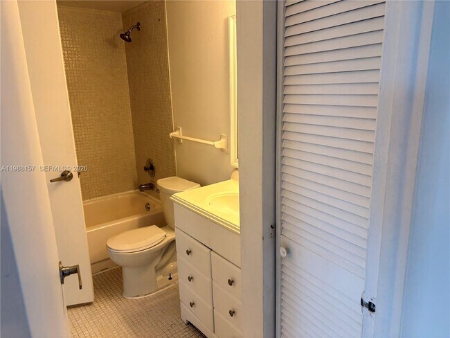 Building Photo - 4164 Inverrary Dr