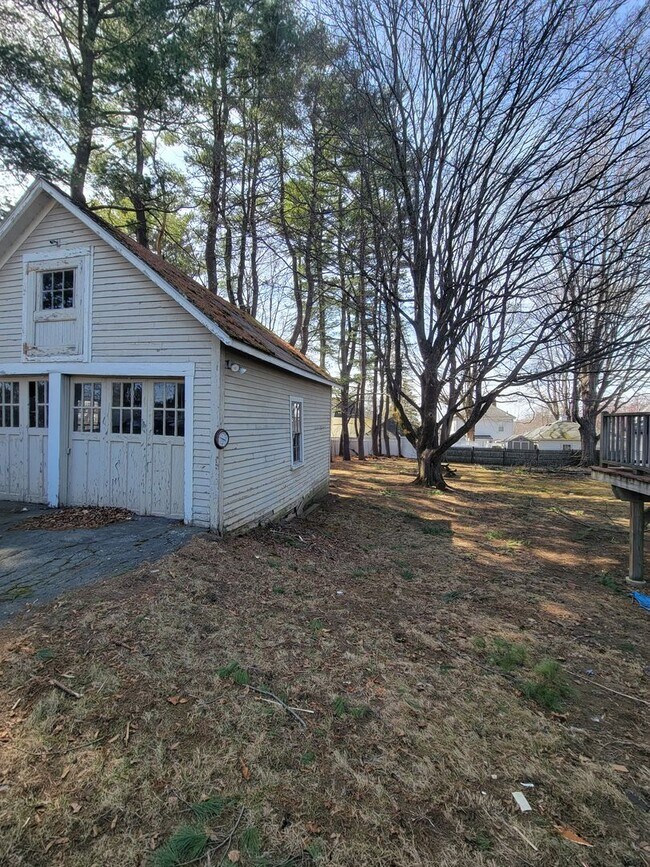 Building Photo - 4 Bedroom Single Family House Available Now!
