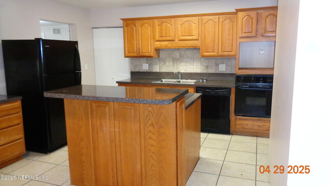 Building Photo - 1204 Crown Dr