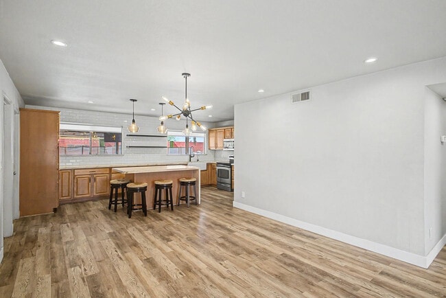 Building Photo - 4048 E Dahlia Dr
