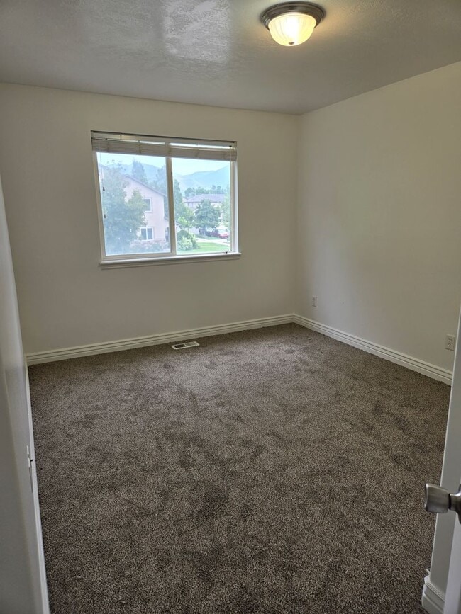 Building Photo - Beautiful 4 Bed, 2.5 Bath Townhome in Prim...